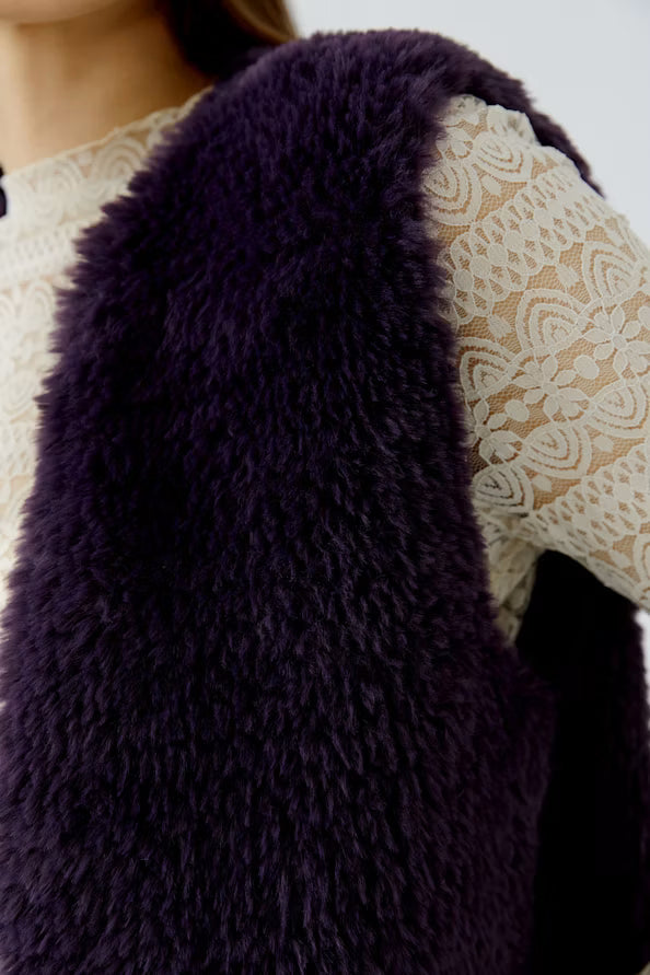 Knitted cozy vest in fur look