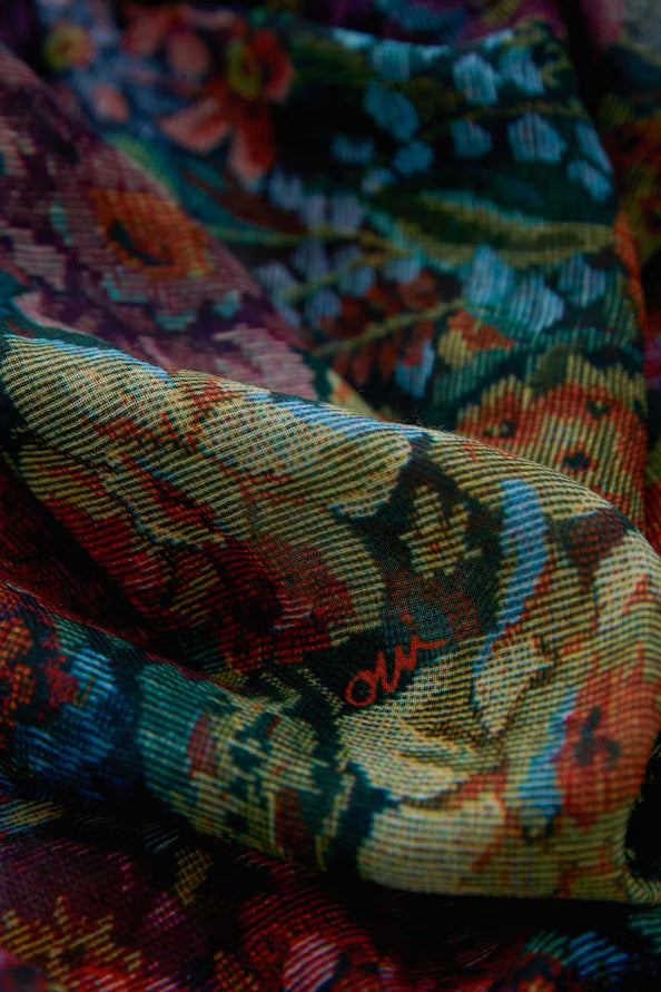 Large scarf with floral gobelin print