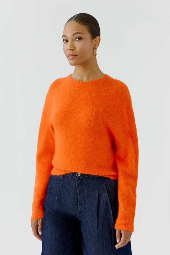 Pullover seamless knitted