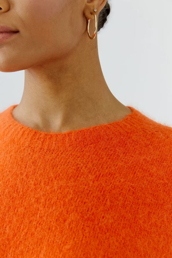 Pullover seamless knitted