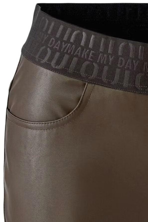 Shortened slip-on pants with elaborate Jacquard waistband