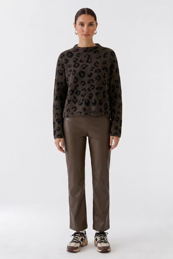 Shortened slip-on pants with elaborate Jacquard waistband