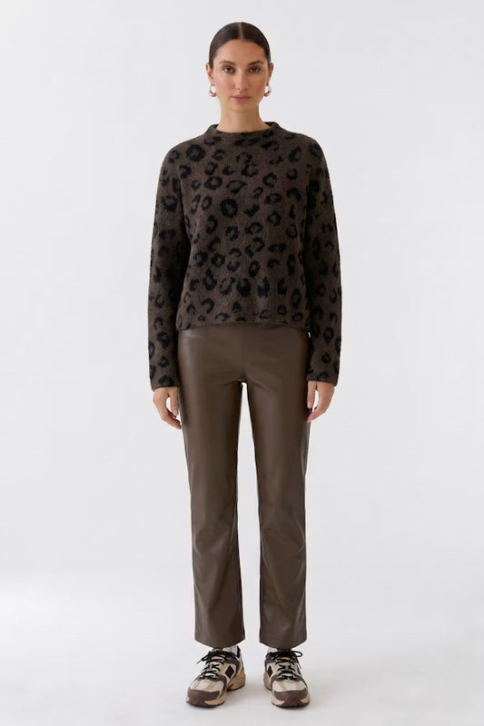 Shortened slip-on pants with elaborate Jacquard waistband
