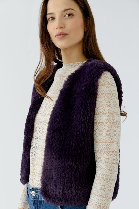 Knitted cozy vest in fur look