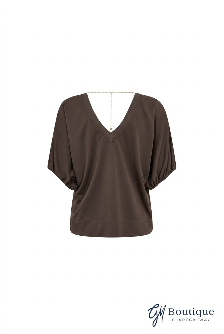 Back view of the brown Mozo tee with decorative chain at the V-neckline.