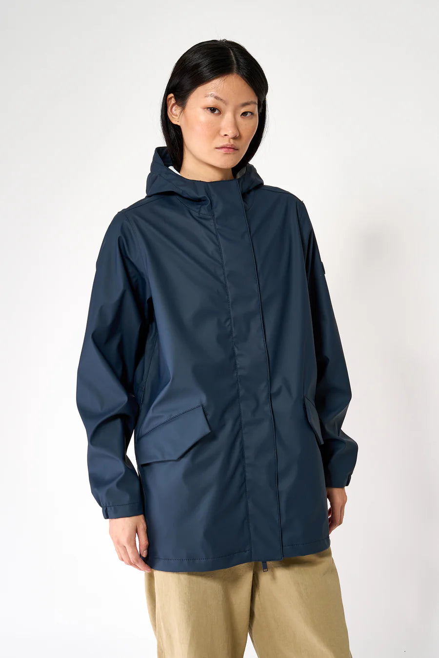 T3238 Niebla Navy SS25 Raincoat Tanta front