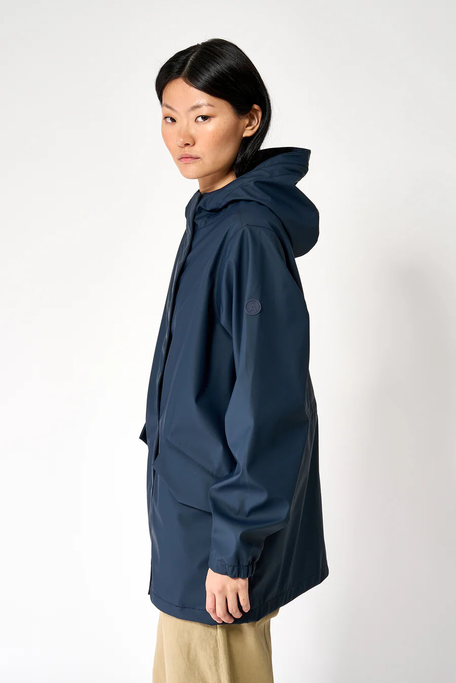 T3238 Niebla Navy SS25 Raincoat Tanta side